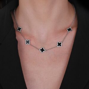 Colar Prateado de Trevos Pretos Cravejados de Zircônia